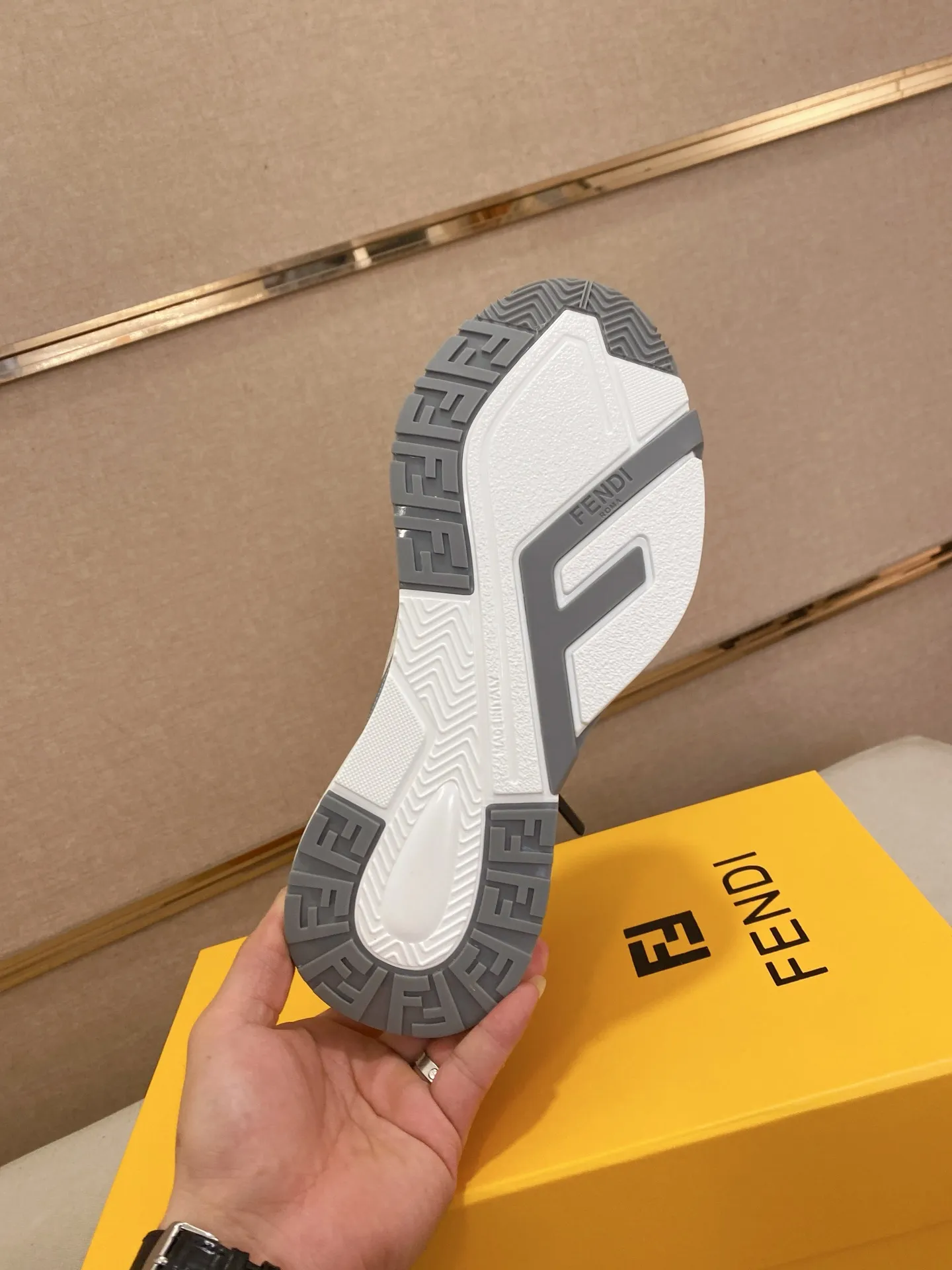 Men's shoes💰: 540💰(Higher version) [Fendi] Fendi's latest casual shoes for men! Available at counters simultaneously! A one-to-one replica of the original. Made entirely of imported top-grain calfskin, the interior is made of top-grain water-dyed cowhide, and the original factory-supplied rubber outsole. Leading new fashion concepts. Matching code: 38-44 can be customized, 45 is not returnable!